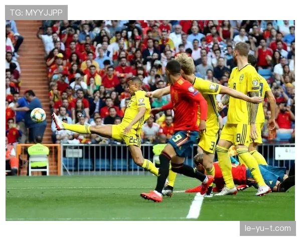 足球赛场惊现“牛皮筋”进球，新奇一幕引发热议