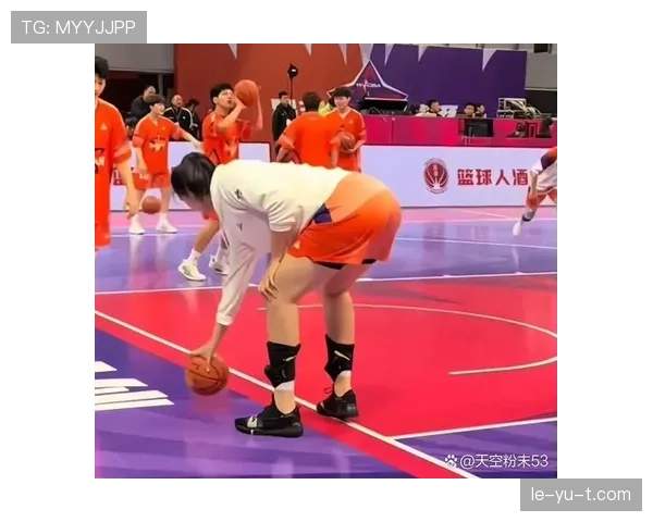 拉人犯规判罚的界限在哪？裁判如何区分合法防守和犯规行为