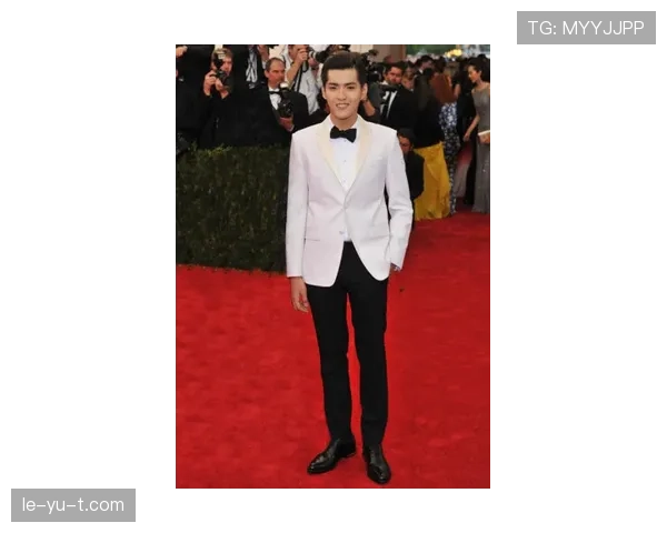 崔家溪昨儿居然现身队友派对，一身高定西装跟平时球场上那个汗流浃背判若两人