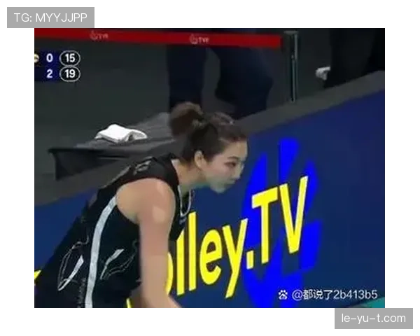 袁心玥下班逛菜市场，那个包看得我快把钱包藏起来